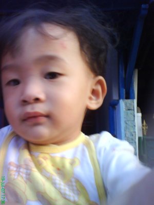 Zeze vavai di depan rumah saat sore hari